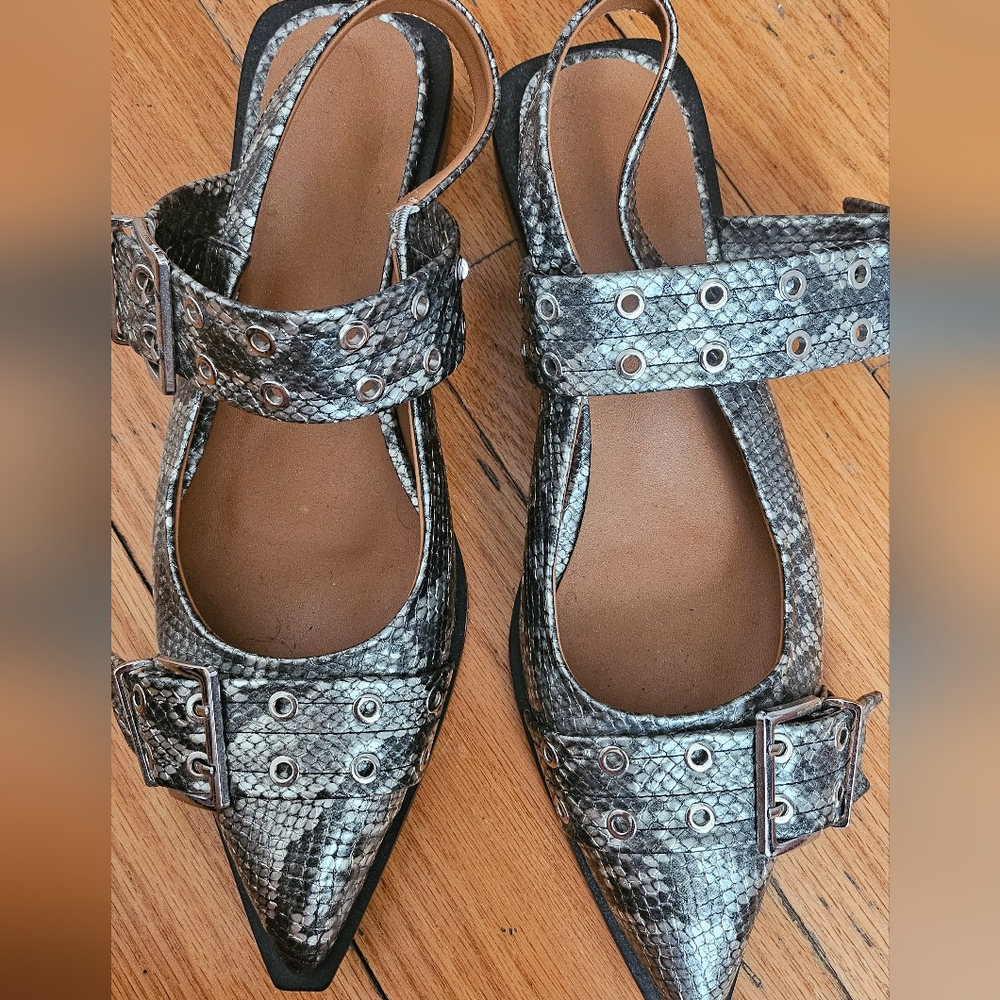 Stylish Women's Snakeskin Patterned Shoes